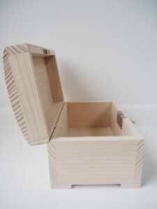 Drewniany kuferek szkatułka z kluczem do decoupage 20cm