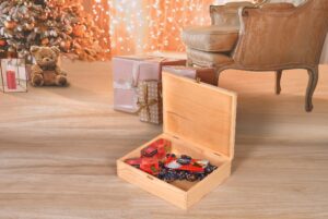 Drewniane pudełko na prezent świąteczny