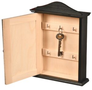 Drewniana szafka na klucze z grawerem