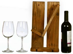 Drewniana półka na wino i kieliszki