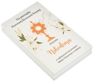 Białe pudełko z życzeniami z okazji Pierwszej Komunii Świętej z imieniem