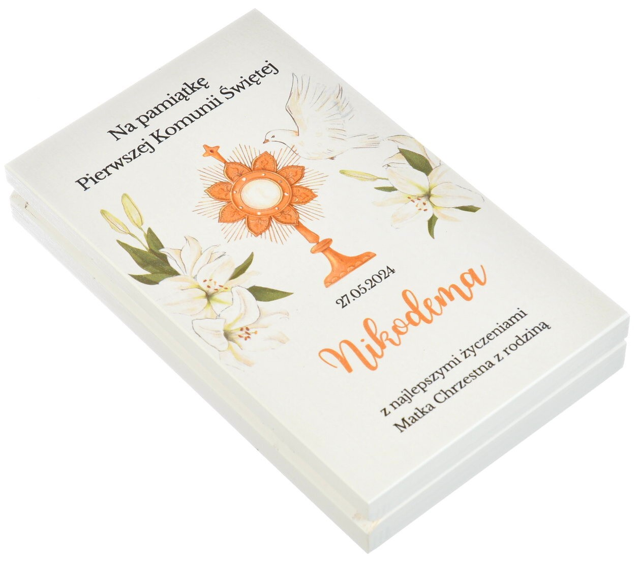 Białe pudełko z życzeniami z okazji Pierwszej Komunii Świętej z imieniem