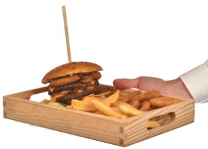 Taca drewniana na burgera i frytki – idealna do gastronomii