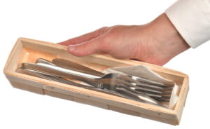 Drewniany koszyczek na sztućce – elegancka organizacja w gastronomii