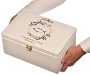 Drewniana szkatułka na Komunię Świętą – z imieniem i datą