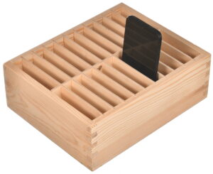 Skrzynka z przegrodami na 22 telefony komórkowe – drewniany organizer na smartfony