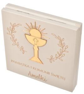 Białe pudełko komunijne z litego drewna z personalizacją imienną na wieczku i przestrzennym złotym akrylem w kształcie kielicha