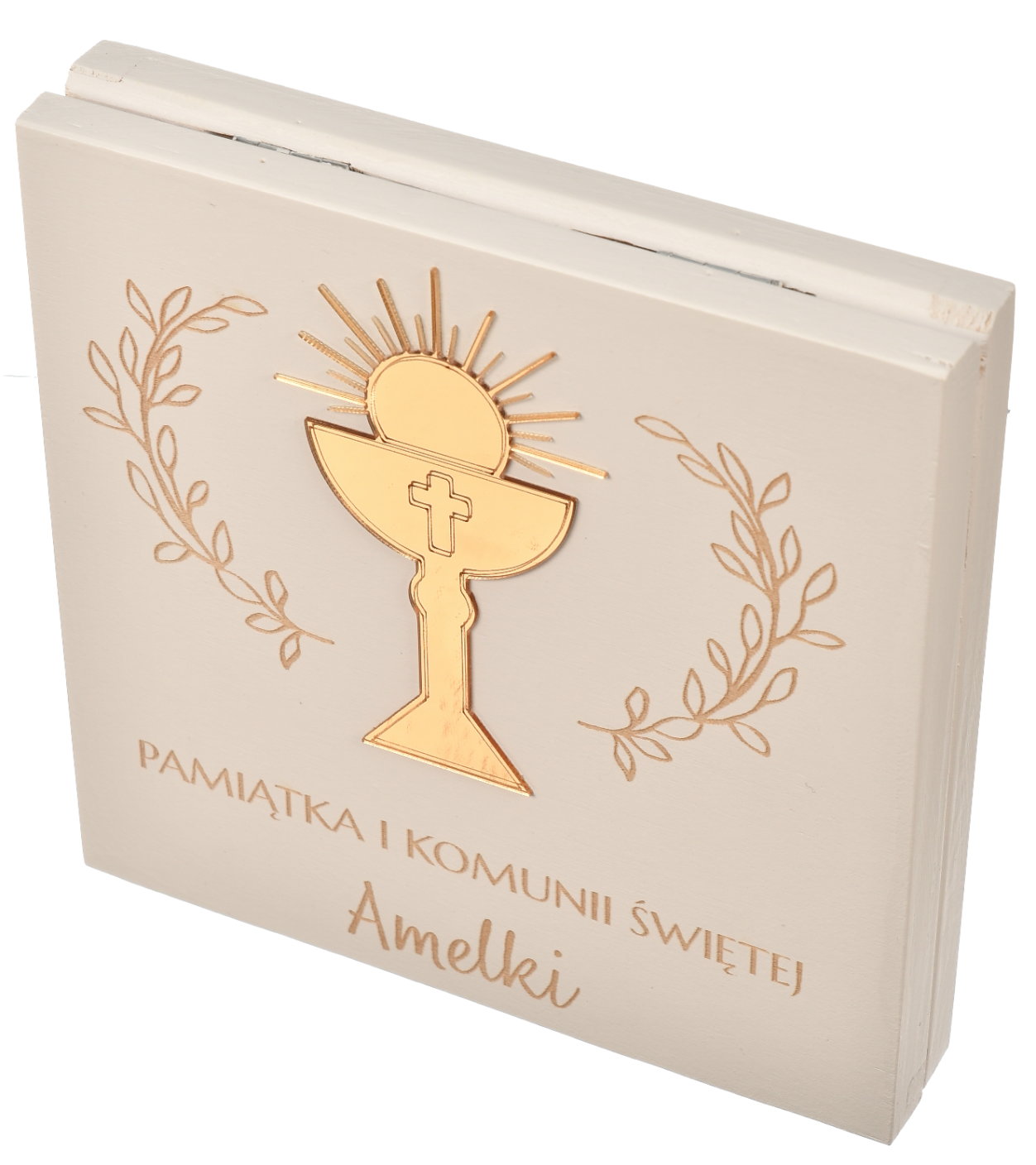 Białe pudełko komunijne z litego drewna z personalizacją imienną na wieczku i przestrzennym złotym akrylem w kształcie kielicha