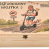 Drewniana skrzynka urodzinowa z własnym nadrukiem UV z generatora AI na 40 urodziny grafika mężczyzna na hulajnodze lite drewno bez mdf producent Skawica