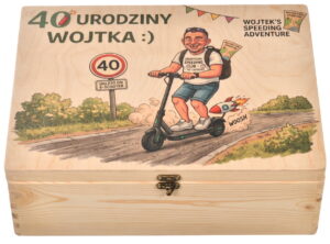 Drewniana skrzynka urodzinowa z własnym nadrukiem UV z generatora AI na 40 urodziny grafika mężczyzna na hulajnodze lite drewno bez mdf producent Skawica