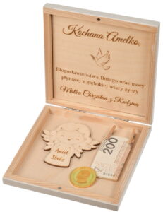 Wnętrze białej skrzynki na komunię wieczny grawer z życzeniami od chrzestnej drewniany anioł stróż i miejsce na gotówkę