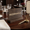 Drewniany Stojak Rezerwacja na Stół – Tabliczka do Restauracji i Kawiarni